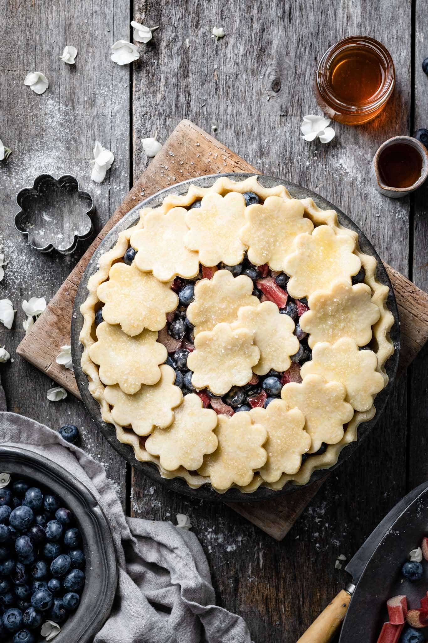 Recipe for blueberry pie with fresh rhubarb and honey.